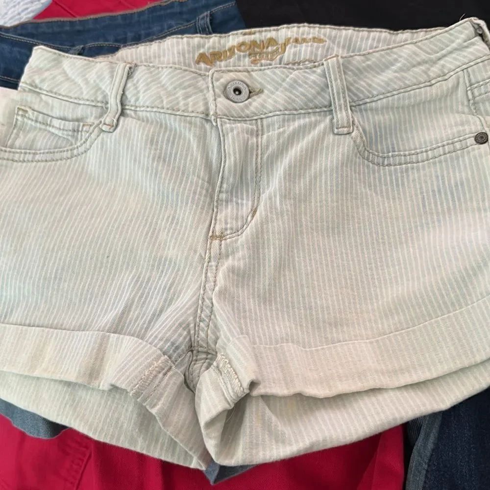 Arizona Jeans blue andāwhiteāstripedājeanāshortsāsizeā7